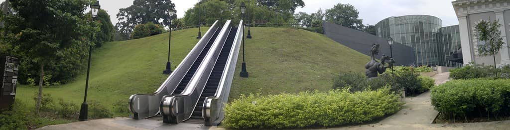 Reiseziele in Japan mit der Rolltreppe auf den Berg im Themenpark Panorama